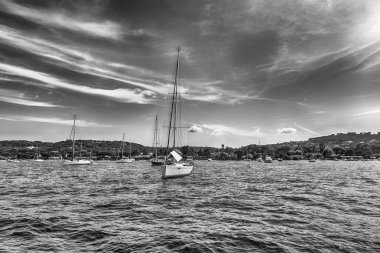 Saint-Tropez, Cote d 'Azur, Fransa' nın lüks yatları olan eski liman manzarası. Şehir, Avrupa ve Amerikan jet sosyetesi ve turistler için dünyaca ünlü bir tatil beldesidir.