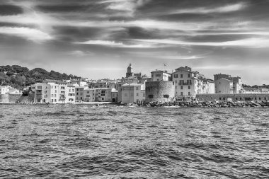 Saint-Tropez, Cote d 'Azur, Fransa manzaralı. Şehir, Avrupa ve Amerikan jet sosyetesi ve turistler için dünyaca ünlü bir tatil beldesidir.