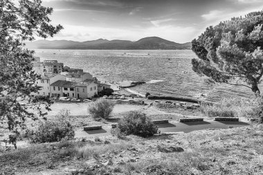 Castle Hill, Cote d 'Azur, Fransa' dan Saint-Tropez manzarası. Şehir, Avrupa ve Amerikan jet sosyetesi ve turistler için dünyaca ünlü bir tatil beldesidir.