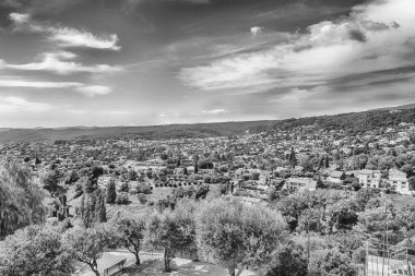 Saint-Paul-de-Vence, Cote d 'Azur, Fransa' da manzara. Fransız Rivierası 'nın en eski ortaçağ kasabalarından biridir.