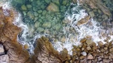 Okyanus dalgalarının hava manzarası, İtalya 'nın kuzeyindeki Santa Teresa Gallura' nın en güzel sahil noktalarından birini süsleyen kayalık kıyı şeridini vuruyor.