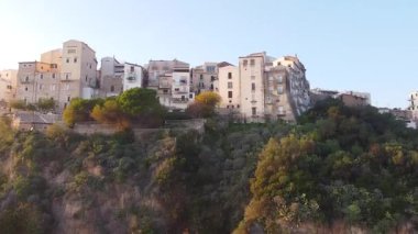 Sperlonga üzerindeki manzara, İtalya 'nın Latina ilinin bir kıyı kasabası, Roma ile Napoli arasında yaklaşık yarı yolda.
