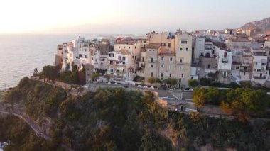 Sperlonga üzerindeki manzara, İtalya 'nın Latina ilinin bir kıyı kasabası, Roma ile Napoli arasında yaklaşık yarı yolda.