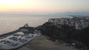 Sperlonga üzerindeki manzara, İtalya 'nın Latina ilinin bir kıyı kasabası, Roma ile Napoli arasında yaklaşık yarı yolda.