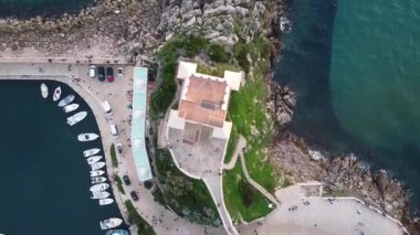 Truglia Kulesi adlı ikonik kale üzerindeki hava manzarası, İtalya 'nın Latina eyaletinde yer alan Sperlonga kıyı kasabasında Roma ile Napoli arasında kalan büyük bir dönüm noktası.