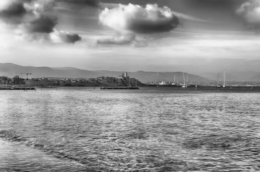 Manzaralı Plage de la Salis, Antibes, Fransız Riviera bölgesindeki Provence-Alpes-Cote d 'Azur bölgesinde pitoresk şehir.