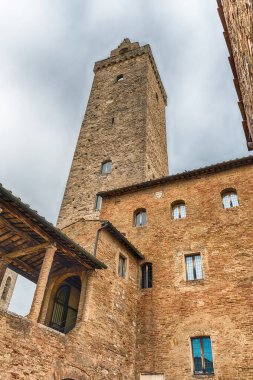 Torre Grossa manzarası, en uzun ortaçağ kulesi ve San Gimignano, Toskana, İtalya 'nın merkez meydanındaki en önemli gösterilerden biri.