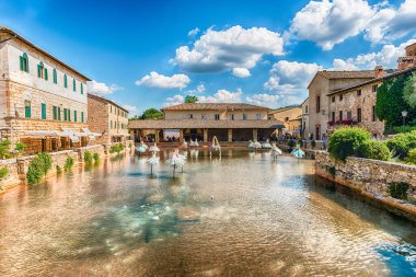 İkonik ortaçağ termik banyosu, İtalya 'nın Siena kentindeki Bagno Vignoni kasabasında büyük bir dönüm noktası ve manzara.