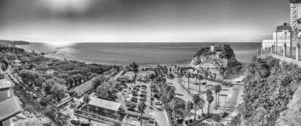 トロピーの町のパノラマビュー ティレニア海 カラブリア イタリアの一部である聖ユーフメニア湾に位置する海辺のリゾート — ストック写真
