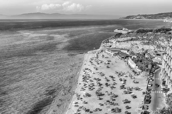 ティレニア海 カラブリア州 イタリアの一部である聖ユーフメニア湾に位置する海辺のリゾートであるトロピーのメインビーチの景色 — ストック写真