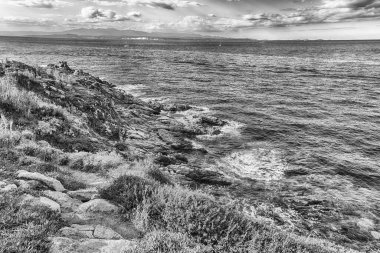 Santa Teresa Gallura, Kuzey Sardunya, İtalya 'nın en güzel deniz kenarlarından birini süsleyen manzaralı granit kayalara bakın.