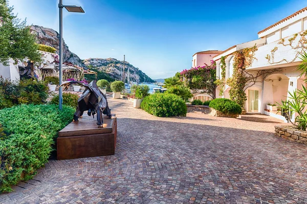 Poltu Quatu, Sardunya, İtalya 'nın lüks yatları olan liman manzarası. Bu pitoresk şehir gerçek bir mücevher, lüks bir yat mıknatısı ve milyarderlerin oyun alanı.