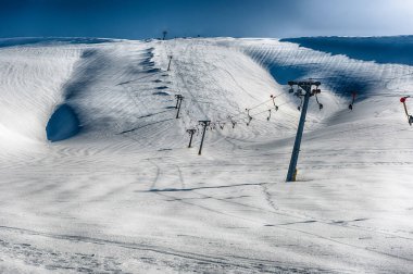 İtalya 'nın başkenti Orta Apennines' te Campocatino 'da karla kaplı dağlarla kaplı kış manzarası