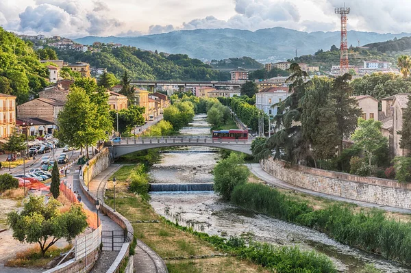 Landschappelijk Uitzicht Oude Binnenstad Met Rivier Busento Historische Gebouwen Cosenza — Stockfoto