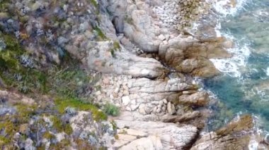 Okyanus dalgalarının hava manzarası, İtalya 'nın kuzeyindeki Santa Teresa Gallura' nın en güzel sahil noktalarından birini süsleyen kayalık kıyı şeridini vuruyor.