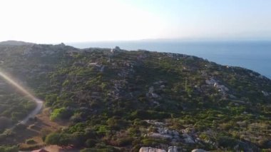 Santa Teresa Gallura, Kuzey Sardunya, İtalya 'daki manzaralı granit kayalara bakın.