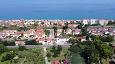 İtalya 'nın Thyrrenian Denizi' ndeki Cosenza eyaletindeki Calabria kıyı şeridi üzerinde manzaralı hava manzarası
