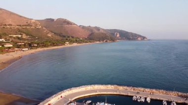 İtalya 'nın Latina ilinin Sperlonga sahilinde Roma ile Napoli arasında bir kıyı kasabası olan Sperlonga plajı üzerinde manzaralı bir manzara.
