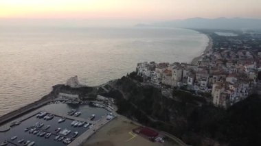 Sperlonga üzerindeki manzara, İtalya 'nın Latina ilinin bir kıyı kasabası, Roma ile Napoli arasında yaklaşık yarı yolda.