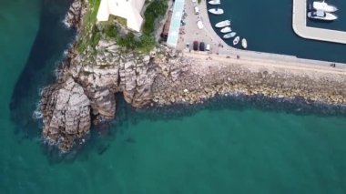 Truglia Kulesi adlı ikonik kale üzerindeki hava manzarası, İtalya 'nın Latina eyaletinde yer alan Sperlonga kıyı kasabasında Roma ile Napoli arasında kalan büyük bir dönüm noktası.