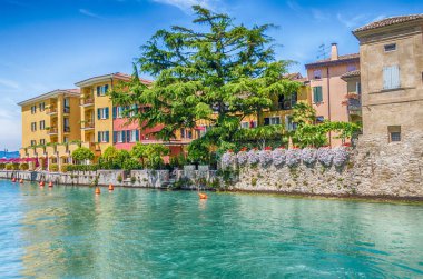 Sirmione, Garda Gölü, İtalya şehir merkezindeki bir kanal manzarası