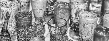 Murano Adası, Venedik, İtalya 'da satılık geleneksel renkli murano cam kadehler. Ada, cam yapımlarıyla ünlü turistler için popüler bir cazibe merkezi.