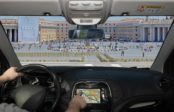 Autorijden Met Het Touchscreen Van Een Gps Navigatiesysteem Het Schilderachtige — Stockfoto