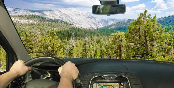 Autóval Egy Gyönyörű Zöld Völgy Felé Yosemite Nemzeti Parkban Kalifornia — Stock Fotó