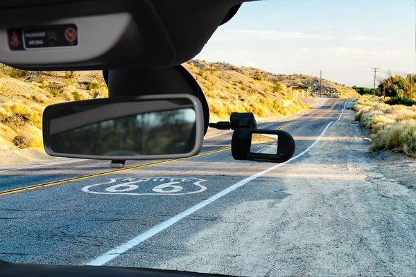 透过安装在挡风玻璃上的车载摄像头 可以看到美国加利福尼亚州的66号历史路 上面有人行道标志 — 图库照片
