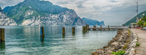 Talya Nın Torbole Kentinden Garda Gölü Üzerindeki Manzara — Stok fotoğraf