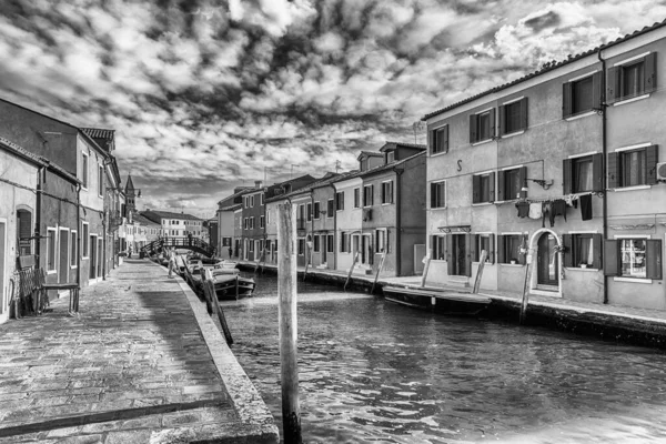 Scénické Domy Podél Kanálu Ostrově Burano Benátky Itálie Ostrov Oblíbenou — Stock fotografie