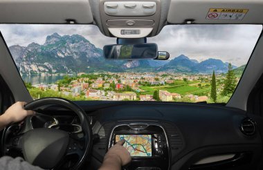 Riva del Garda, Kuzey Gölü Garda, Trento, İtalya 'ya doğru bir GPS navigasyon sisteminin dokunmatik ekranını kullanarak araba sürmek