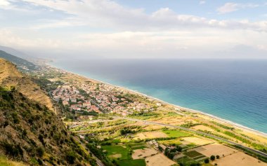 Calabria 'nın Thyrrenian Denizi üzerindeki kıyı şeridi üzerinde manzaralı hava manzarası, İtalya