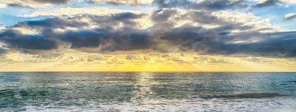 Zonsondergang Aan Middellandse Zee Met Een Schilderachtige Bewolkte Lucht Italië — Stockfoto