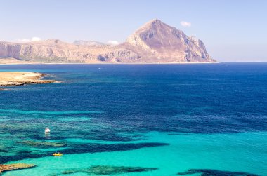 Panoramik Sicilya kıyı şeridi ve Cofano dağ