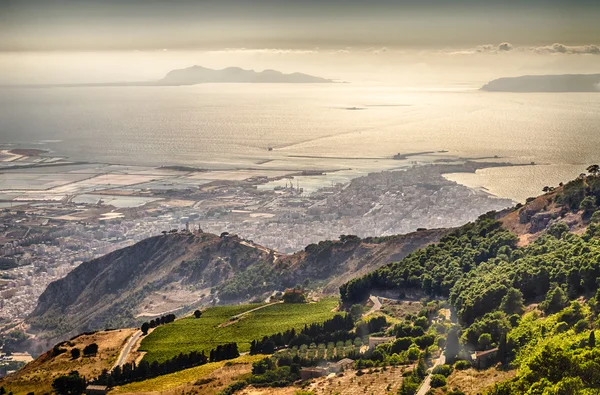 Vista panoramica sulla città di Trapani e Isole Egadi, Si — Foto Stock