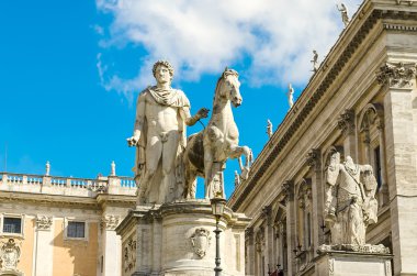 Pollux Capitol üzerinde atlı heykeli. Roma. İtalya