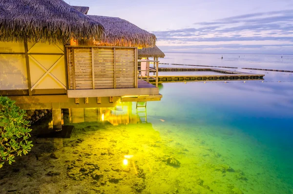 Bungalow Overwater al tramonto, Polinesia Francese — Foto Stock