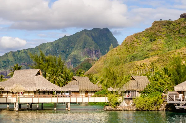 Bungalows sobre el agua, Polinesia Francesa — Foto de Stock