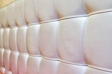 Püsküllü beyaz deri karyola doku arka planı için