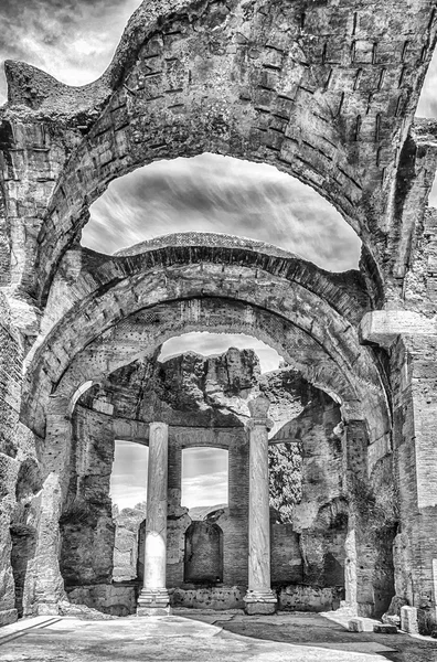 Ruiny uvnitř velké vany v Villa Adriana (Hadriánova Vila), — Stock fotografie