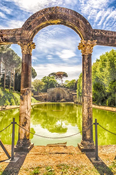 Starověké fond názvem Canopus ve Villa Adriana (Hadriánova Vill — Stock fotografie