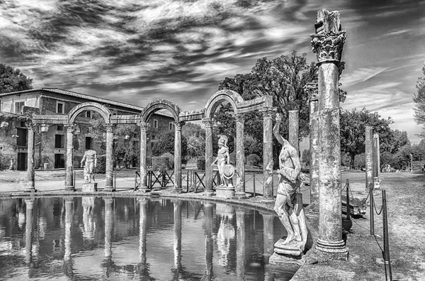 Starověké fond názvem Canopus ve Villa Adriana (Hadriánova Vill — Stock fotografie