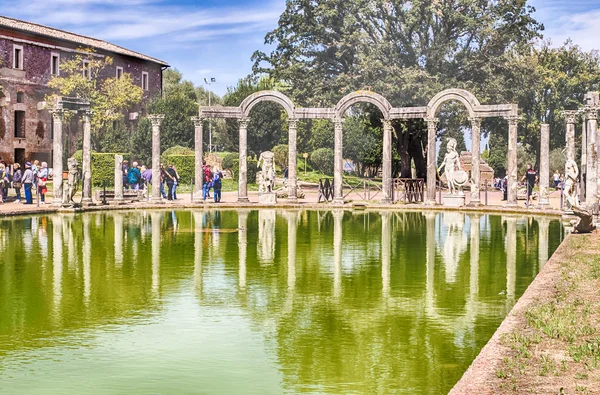 Η αρχαία λίμνη που ονομάζεται Canopus στο Villa Adriana (απ του Αδριανού — Φωτογραφία Αρχείου