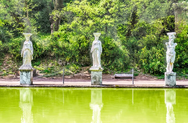 Sochy Caryatides v Villa Adriana (Hadriánova Vila), Ti — Stock fotografie