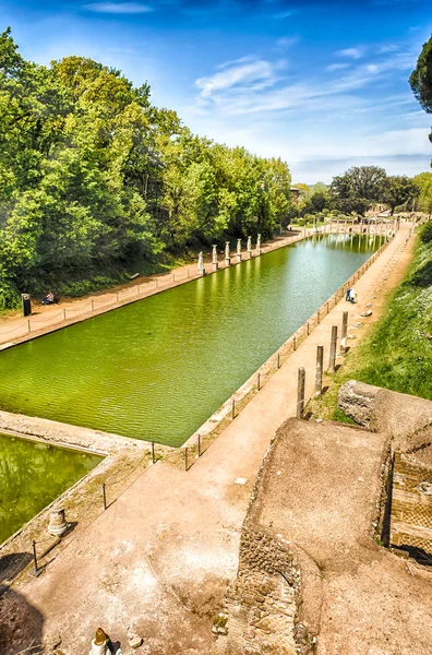 La antigua piscina llamada Canopus en Villa Adriana (Hadrian 's Vill — Foto de Stock