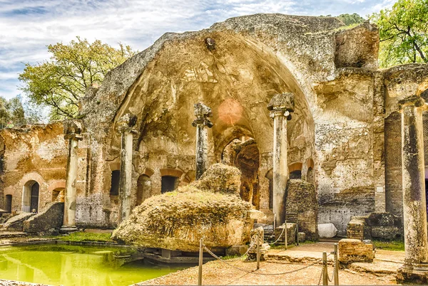 Ruinerna av Serapeum byggnaden inuti Villa Adriana (Hadrianus V — Stockfoto