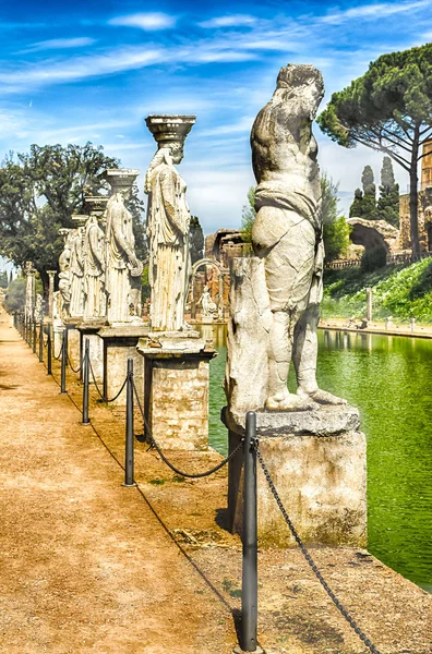 Estátuas dos Caryatides em Villa Adriana (Villa Adriana), Ti — Fotografia de Stock