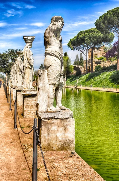 Estátuas dos Caryatides em Villa Adriana (Villa Adriana), Ti — Fotografia de Stock
