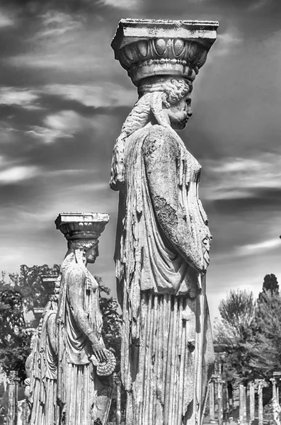 Posągi Caryatides hotelu Villa Adriana (willa Hadriana), Ti — Zdjęcie stockowe